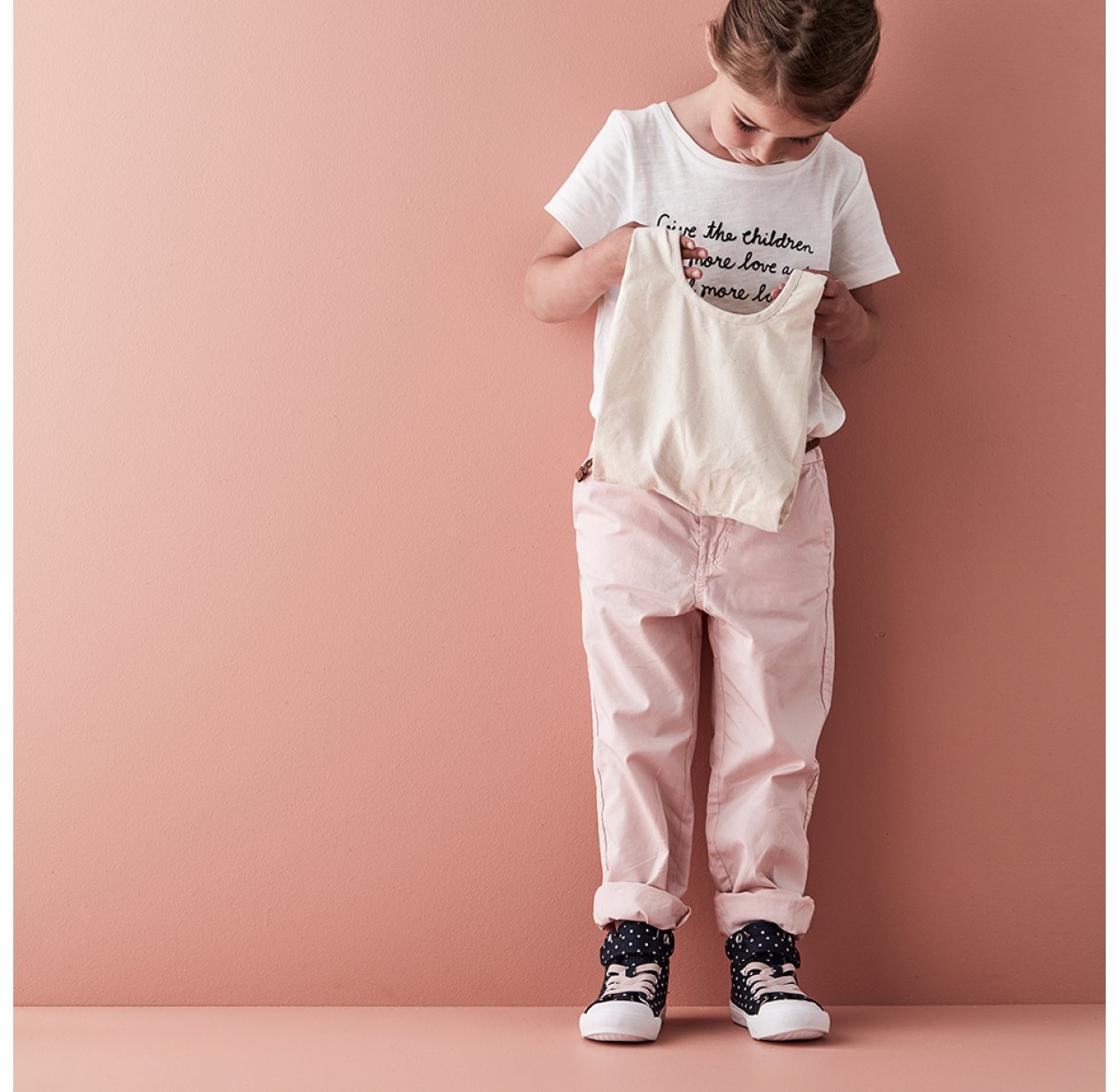 Vêtements Pour Enfants Dans Un Sac à Provisions Concept De