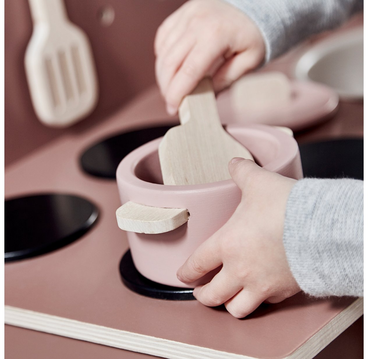 Set Cuisine Bois FSC 7 Pièces – Rose – Casseroles & Poêles – Jouet Imitation Dès 2 Ans – Woet