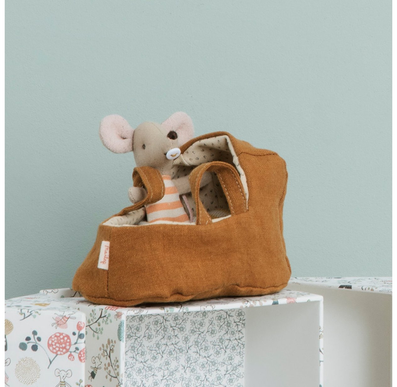 Petite Souris Bebe Et Son Couffin Maileg Pour Chambre Enfant Les Enfants Du Design