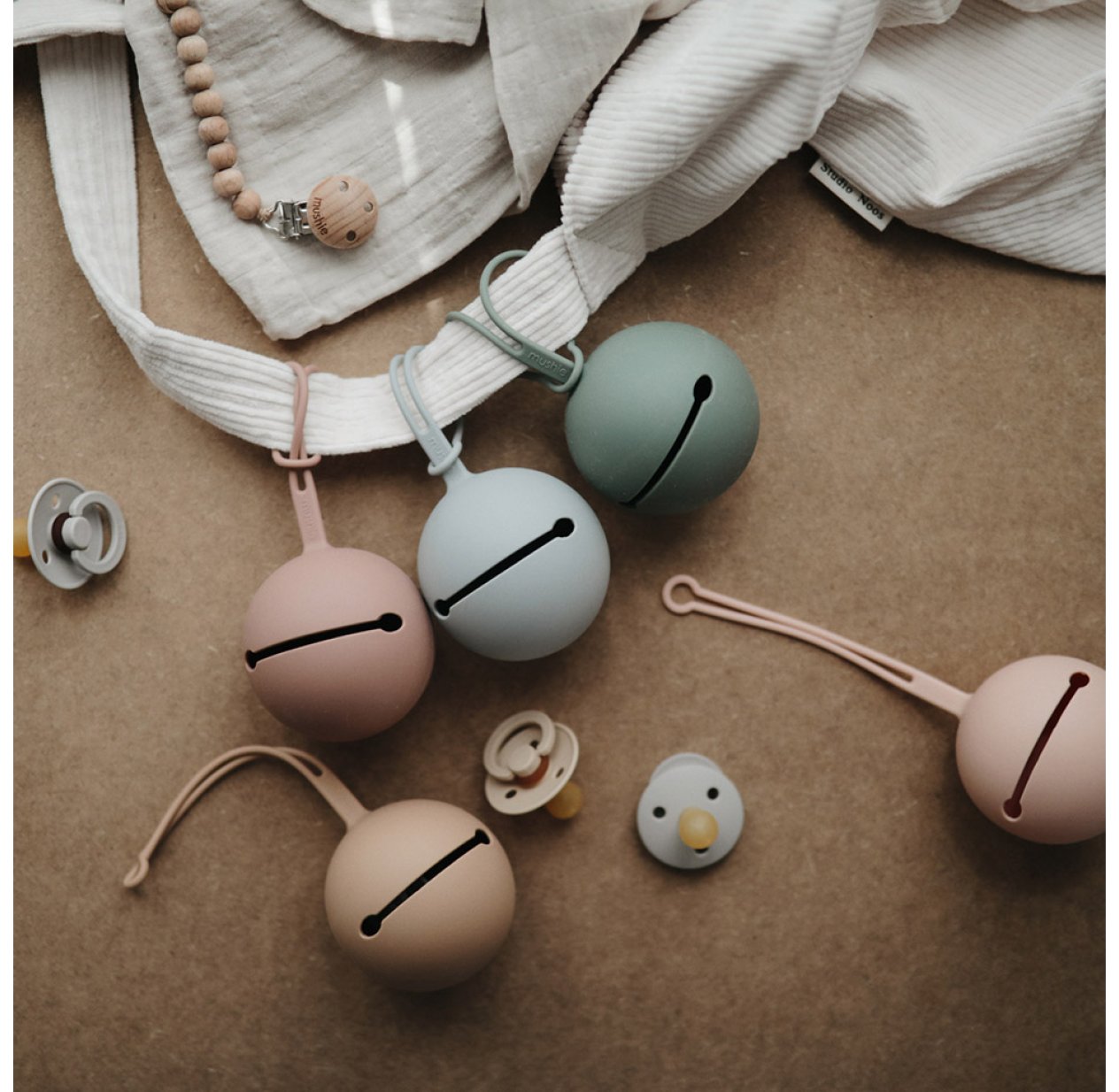 Moonkie Lot De 2 Boîtes à Tétine En Silicone - Imperméable, Portable Avec Sangle - Sans BPA (Blush & Lilas Doux)