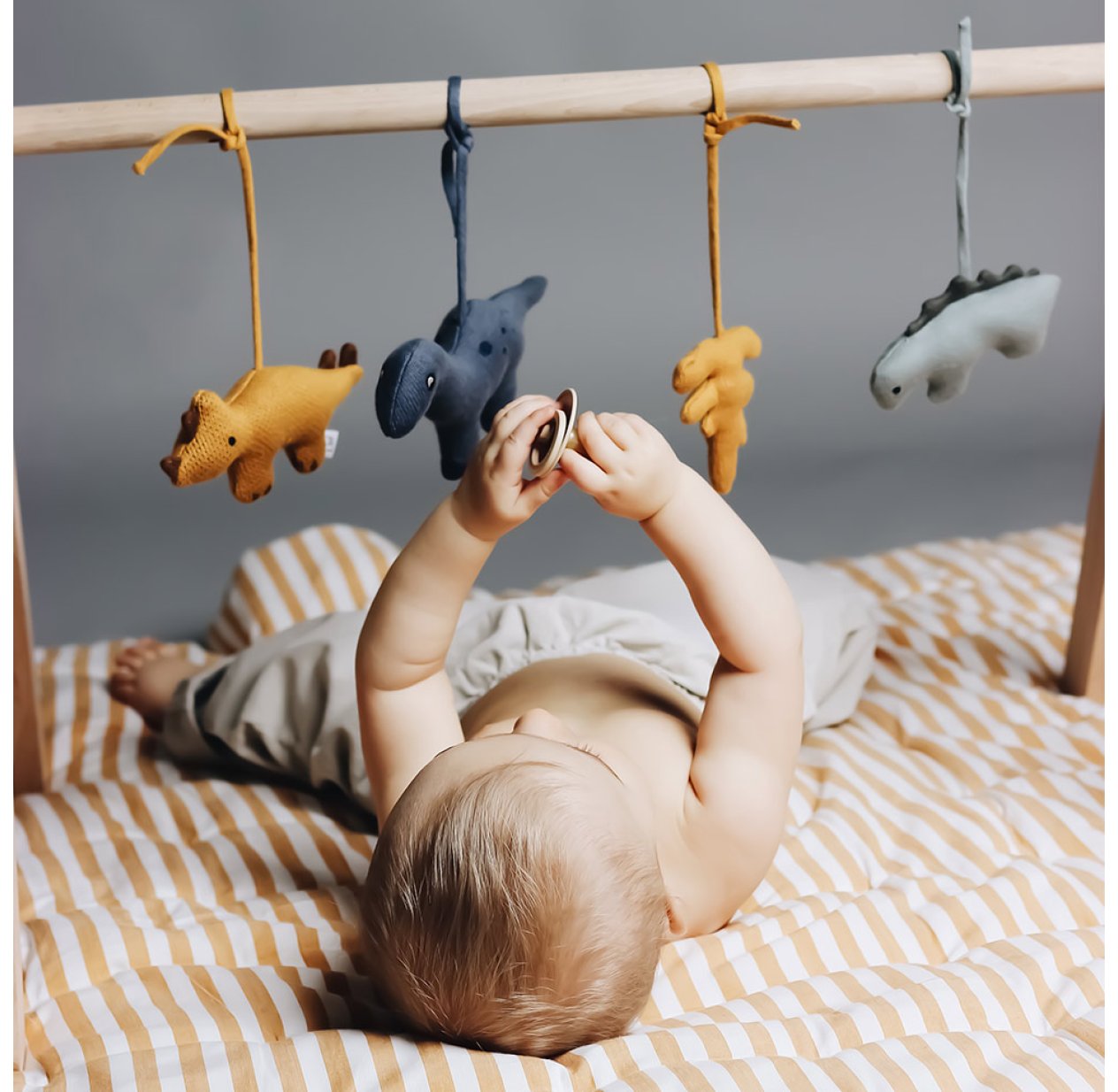 Jouets D Eveil A Suspendre Dinosaure Gio Liewood Pour Chambre Enfant Les Enfants Du Design Jouets D Eveil A Suspendre Dinosaure Gio Liewood Pour Chambre Enfant Les Enfants Du Design