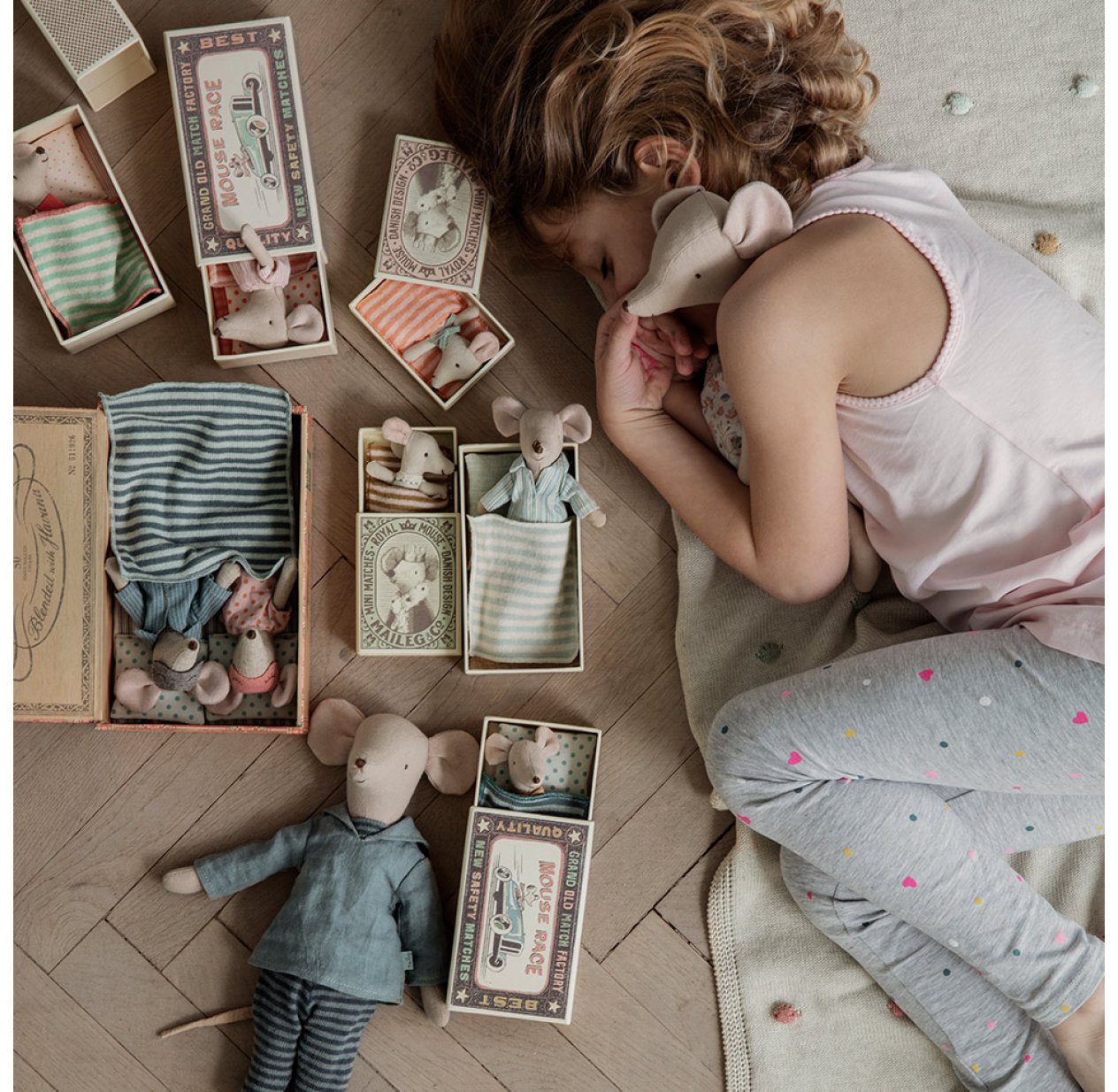 Petite Souris Bebe Fille Dans Sa Boite Maileg Pour Chambre Enfant Les Enfants Du Design Petite Souris Bebe Fille Dans Sa Boite Maileg Pour Chambre Enfant Les Enfants Du Design