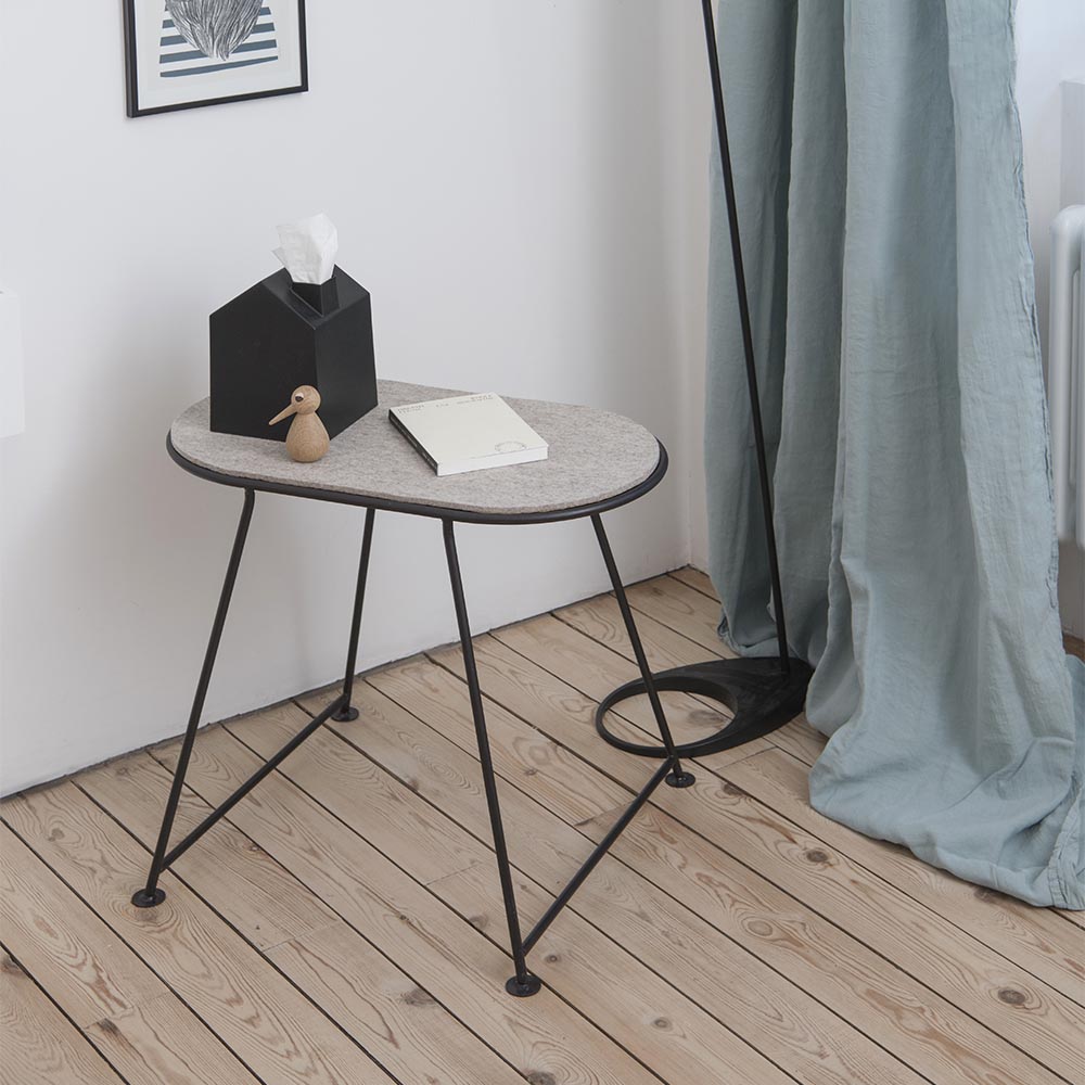 Table Capsule en feutre - Gris clair - Nathalie Rives A lifestyle