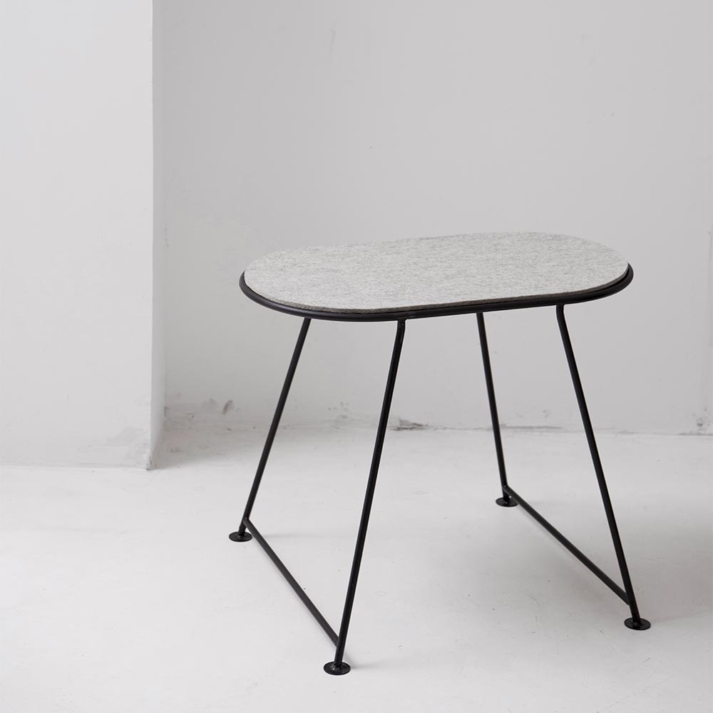 Table Capsule en feutre - Gris clair - Nathalie Rives A lifestyle