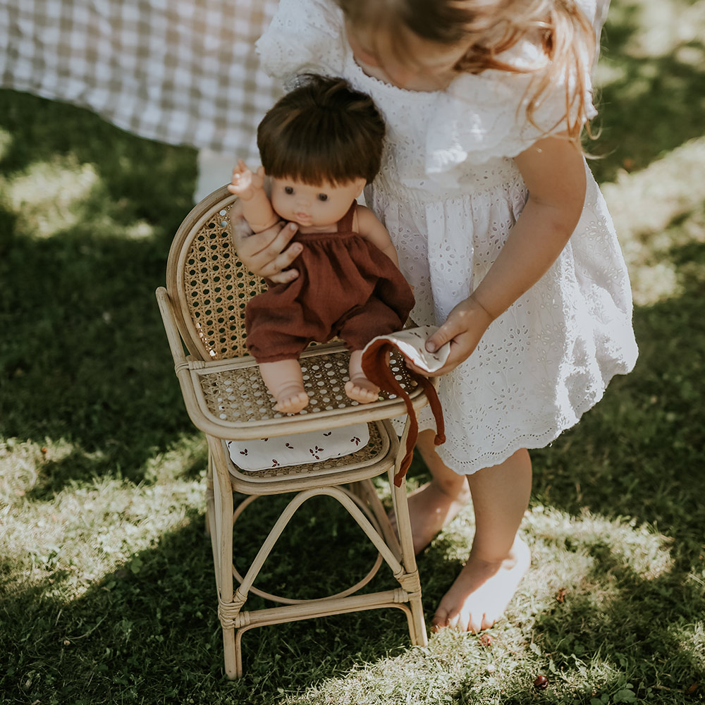 Chaise haute en rotin pour poupée Raya - Poétic Minikane