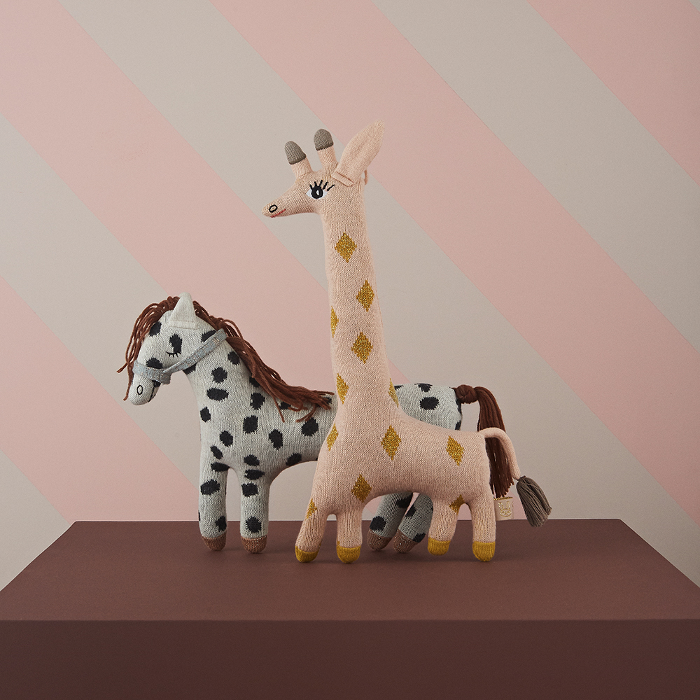 Doudou bébé girafe Guggi - Darling coussin - OYOY