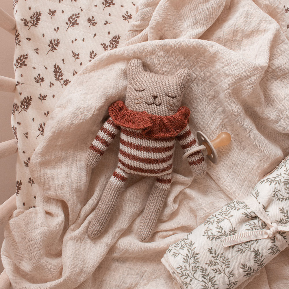 Doudou Chaton en Combinaison rayée - Sienne - Main Sauvage