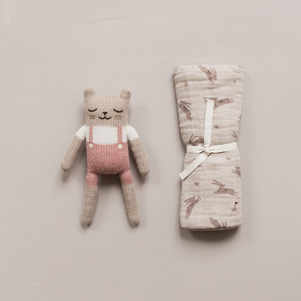 Doudou Chaton Salopette - Rose - Main Sauvage