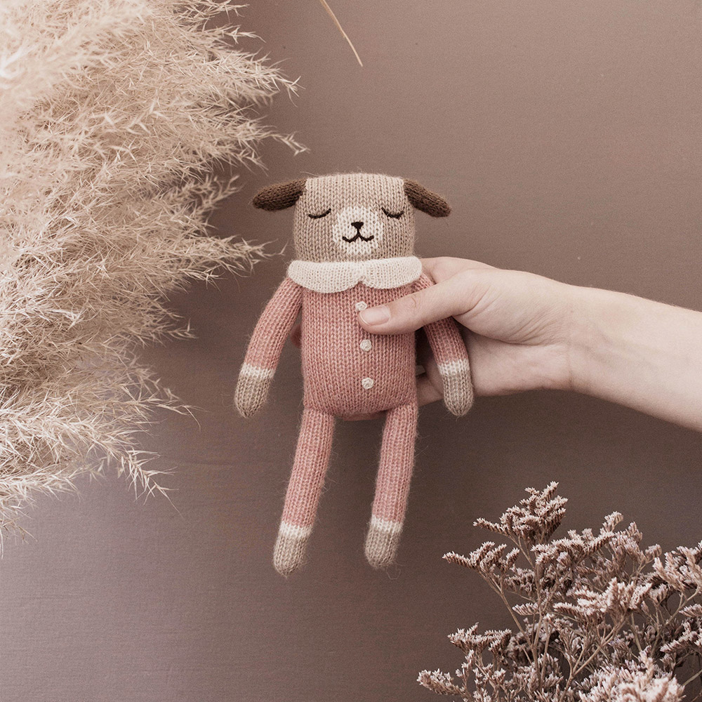 Doudou Chien en Combinaison - Rose - Main Sauvage