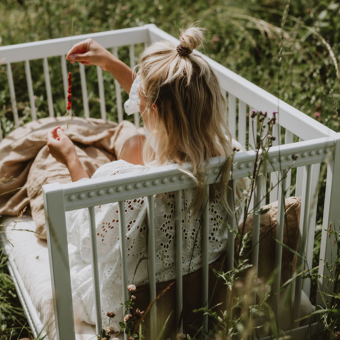 Lit bébé évolutif et son matelas - Blanc Gustavienne