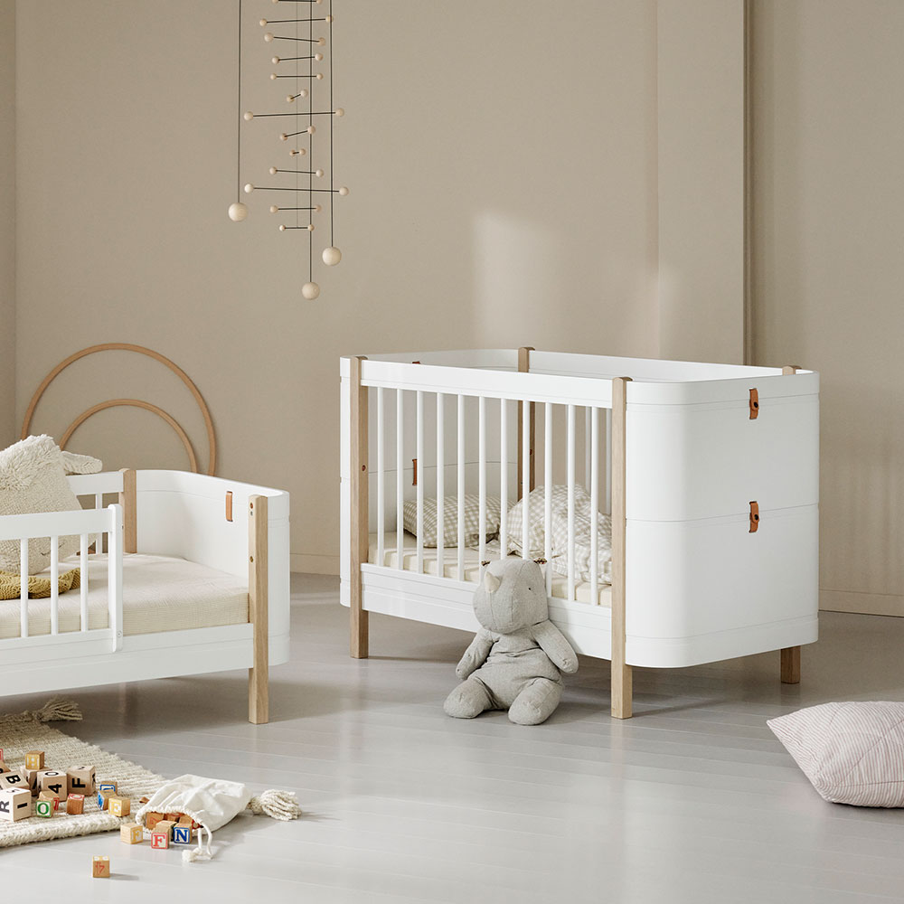 Lit bébé évolutif Mini+ Wood sans kit de conversion - Blanc/Chêne Oliver Furniture