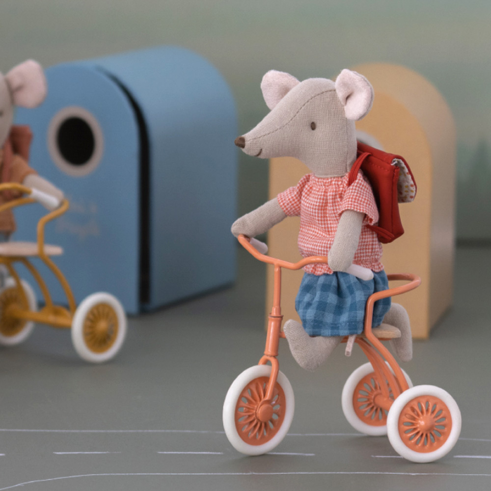 Souris Cycliste Grande Soeur et son cartable - Rouge Maileg